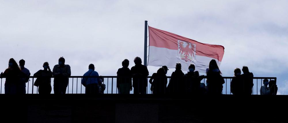 Besucher stehen auf der Dachterrasse des Landtages von Brandenburg.