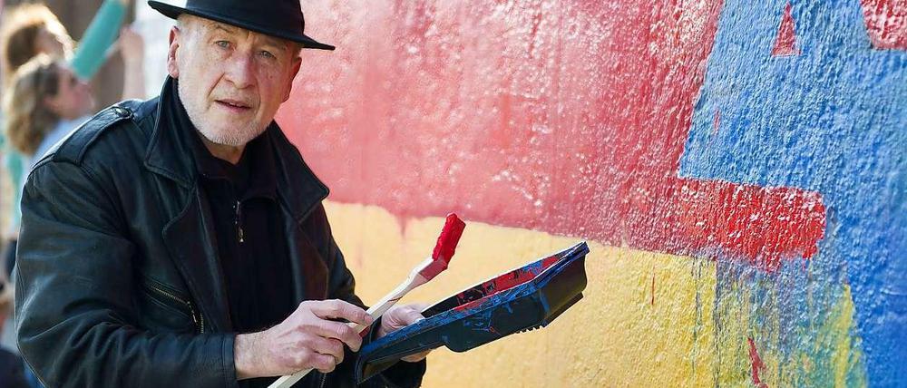 Echt bunt. Künstler Günther Schäfer frischt die Farben seines Kunstwerks auf.