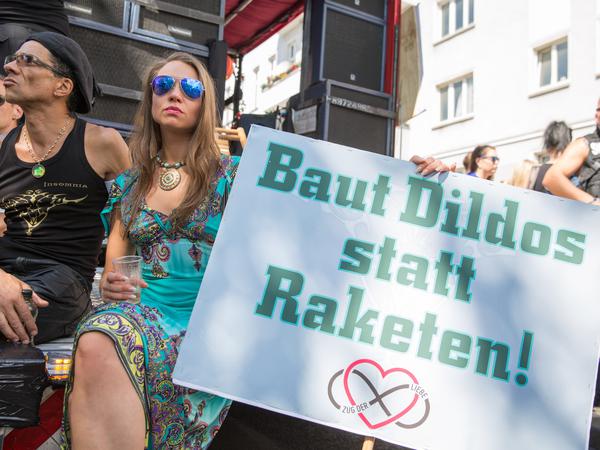 Tausende Menschen versammeln sich zur Zug der Liebe Techno-Parade in Berlin. 