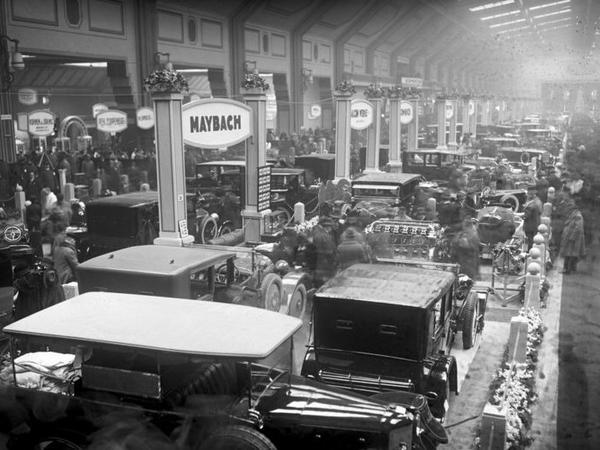 Bi der Eröffnung der großen Berliner Automobil-Ausstellung am Kaiserdamm im Dezember 1924 wurden auch Luxusautos der Firma Maybach gezeigt.