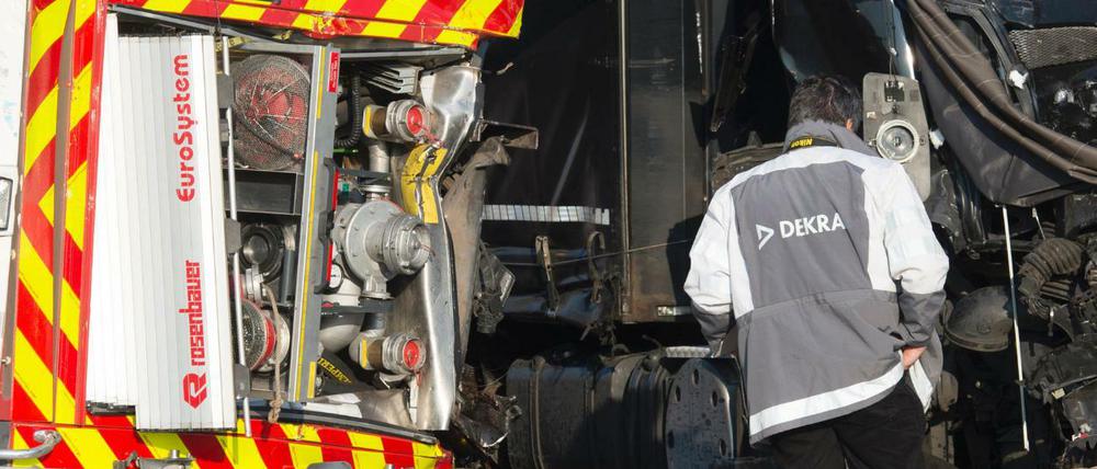 Schwerer Unfall auf der A2: Der umgekippte Feuerwehrwagen kurz hinter der Ausfahrt Netzen (Brandenburg)