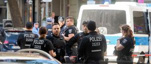 Polizisten sichern während eines Einsatzes den Adenauerplatz ab. Zwei Männer sind schwer verletzt.