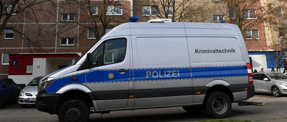 Ein Wagen der Kriminaltechnik der Polizei steht vor dem Wohnhaus an der Wörlitzer Straße in Marzahn.