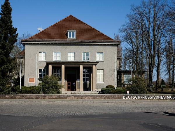 In diesem Haus an der Karlshorster Waldowallee ging der Zweite Weltkrieg zu Ende. Damals war es ein Offizierskasino, in dem die Sowjets ihr Hauptquartier aufschlugen. Heute ist dort das Deutsch-Russische Museum untergebracht.
