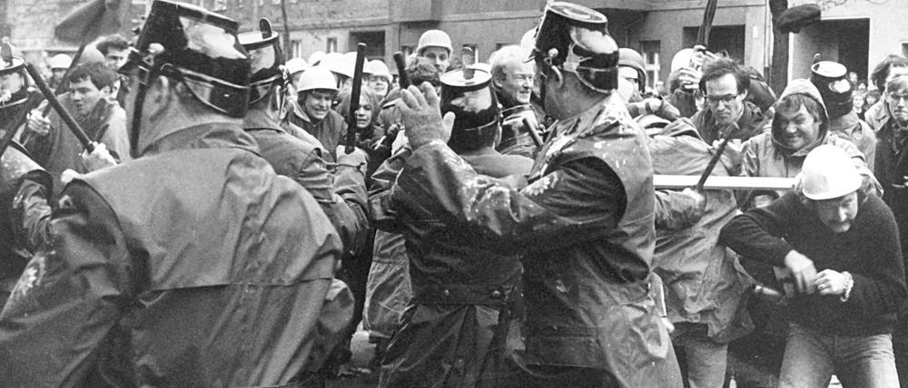 Am 4. November 1968 demonstrierten Studenten in Charlottenburg gegen ein damals drohendes Berufsverbot für Horst Mahler.