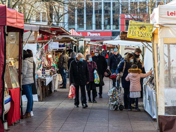Die Wochenmärkte, wie hier am Wittenbergplatz, sind längst auch zu Ausflugszielen geworden. Mitunter gibt es Gedränge - doch die Märkte sind erlaubt. 