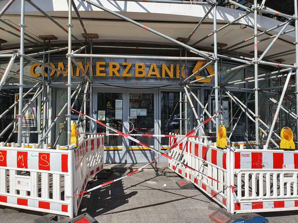 Mit Flatterband abgesperrt: Die Commerzbank-Filiale in Schöneberg am Dienstagmorgen.