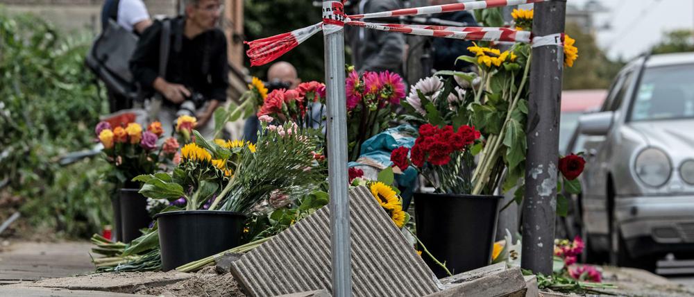 Menschen haben Blumen und Kerzen an der Stelle abgestellt, vier Menschen bei dem Verkehrsunfall starben.