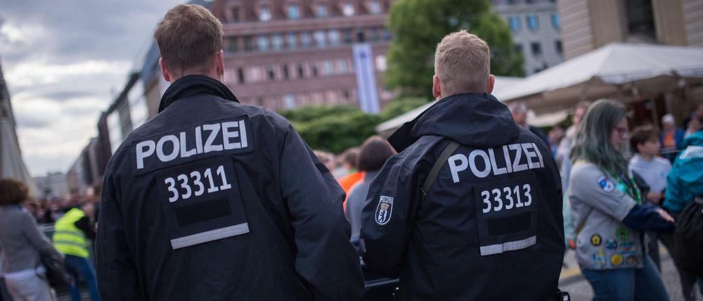 Polizisten sichern den Gendarmenmarkt in Berlin kommen beim vergangenen Großeinsatz am Kirchentag über das Himmelfahrtswochenende.