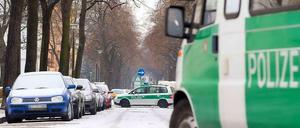 Einsatzfahrzeuge der Polizei bilden einen Sperrkreis um das Entschärfungsgebiet in Berlin-Adlershof.