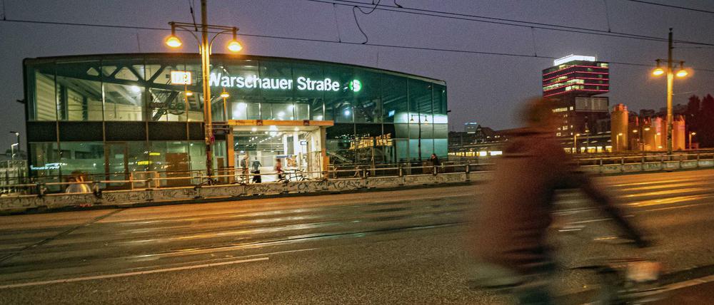 Der Eingang zum S-Bahnhof Warschauer Straße auf der Warschauer Brücke.