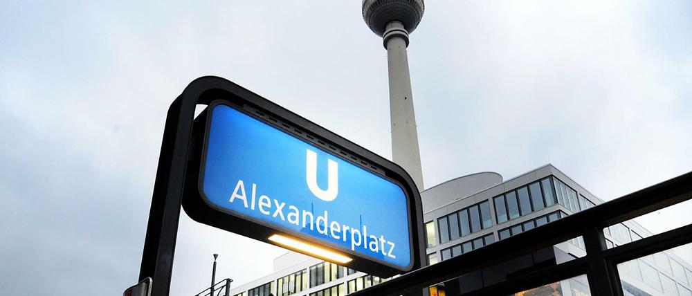 Eingang zum U-Bahnhof Alexanderplatz in Berlin.