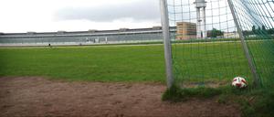 Ein Fußball in einem Tor auf dem Tempelhofer Feld (Archivbild). Im benachbarten Schillerkiez wurde ein Ball geraubt.