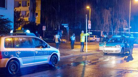 Polizisten untersuchen den Tatort in Hellersdorf.