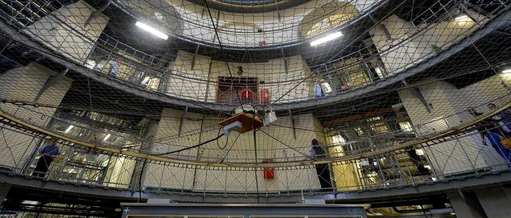 Häftlinge und Vollzugsbeamte stehen im Januar 2014 im Mittelbau der Justizvollzugsanstalt Moabit. 