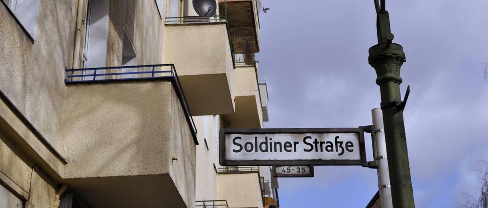 In der Soldiner Straße bedrängten 70 Männer am Montagabend Polizeibeamte.