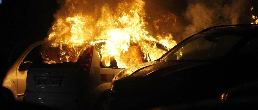 Immer wieder brennen in Berlin Autos. (Symbolbild)