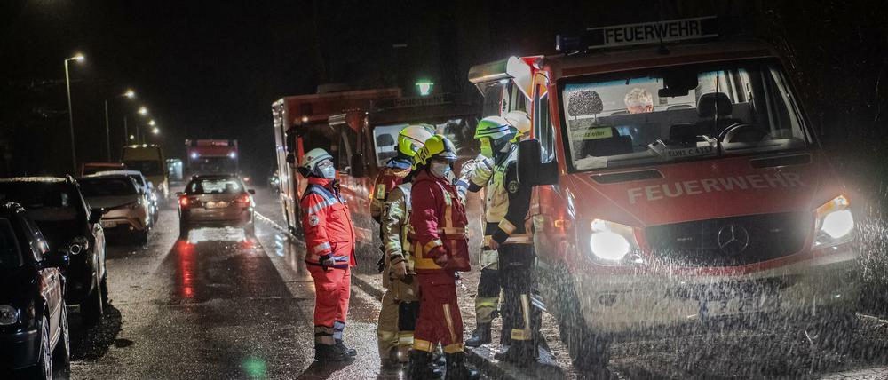 Einsatzfahrzeuge der Feuerwehr stehen in Kladow unweit eines Pflegeheimes.