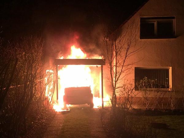 Das brennende Auto des Linken-Politikers Ferat Kocak im Februar 2018.