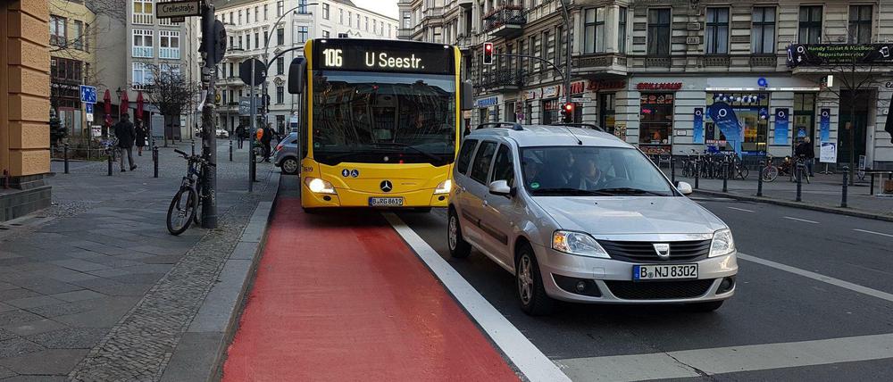 Der neue Radstreifen wird von den Autos und Bussen nur bedingt akzeptiert.