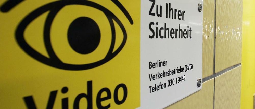 Ein Hinweisschild der Berliner Verkehrsbetriebe (BVG) mit der Aufschrift "Video - Zu Ihrer Sicherheit". Foto: Arno Burgi dpa/lbn +++(c) dpa - Bildfunk+++