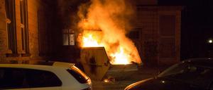 Ein Container mit Bauschutt brennt in der Liebigstraße, nachdem zuvor Polizeikräfte eine Protestkundgebung an dem Ort geräumt hatten.