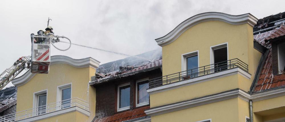 Einsatzkräfte der Feuerwehr löschen den Brand eines Dachstuhls in Berlin-Lichterfelde.
