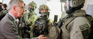 Einsatzbereit. Bundesinnenminister Thomas de Maiziere (CDU) in der neuen Bundespolizeidirektion 11 mit GSG9-Spezialeinsatzkräften.