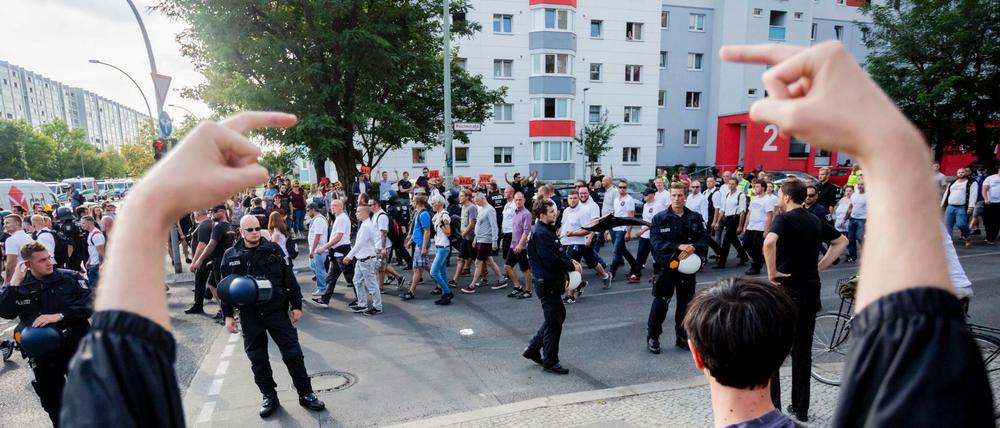 Ungefähr 700 Neonazis kamen zur Demonstration anlässlich des 31. Todestages von Rudolf Heß. Die Zahl der Gegendemonstranten war deutlich höher. 