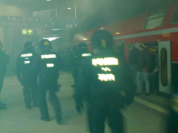 Ankunft Dresdner Hooligans 2012 am Südkreuz. Rauchbomben vernebelten den Bahnsteig.