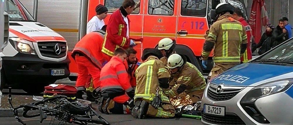 Sanitäter der Feuerwehr versorgen die verletzte Radfahrerin.