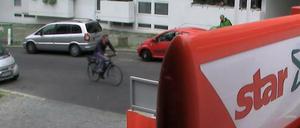 Die Überwachungskamera einer Tankstelle hat den flüchtenden Täter auf dem Fahrrad fotografiert. 