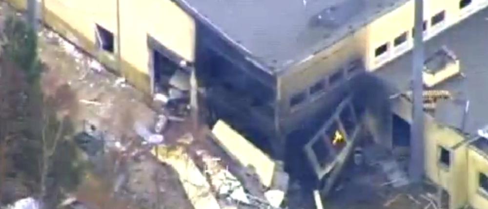 Die Luftaufnahme zeigt eine Betriebshalle des Munitionsentsorgungswerks Spreewerk nach einer Explosion.