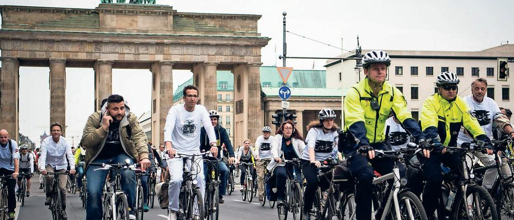 Durchs Tor. Wie bereits in den vergangenen Jahren rollt der "Ride of Silence" im Gedenken an verunglückte Fahrradfahrer durch Berlinn.
