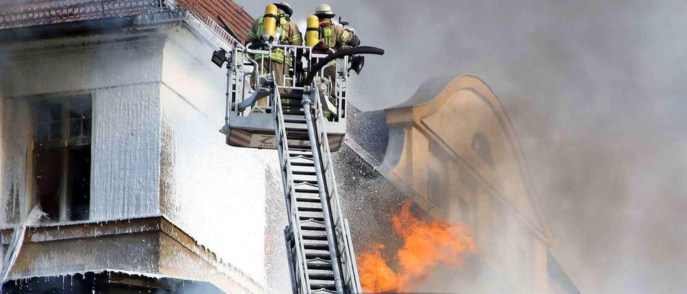 Das Feuer brach im dritten Stock des Altbaus in Schöneberg aus und griff auf den vierten über. 