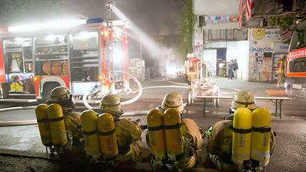 Feuer in der Skalitzer Straße in Kreuzberg. Am Samstagabend war die Feuerwehr mit 75 Mann im Einsatz.