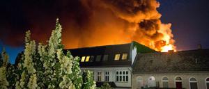 Der Dachstuhl des Pflegeheims in der Sonnenallee brannte lichterloh, die Flammen und die Rauchwolke waren weithin zu sehen.