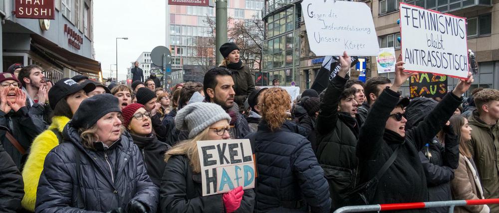 Rund 1000 Menschen haben auf der Berliner Friedrichstraße die Demonstration aus dem AfD-Umfeld blockiert.