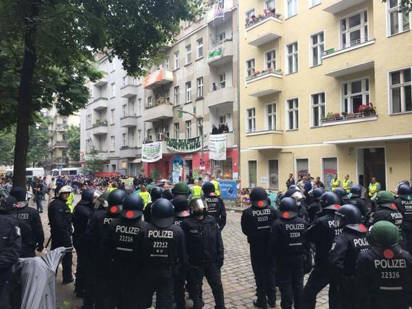 Die Polizei hat um das besetzte Haus in der Friedelstraße starke Kräfte zusammengezogen.