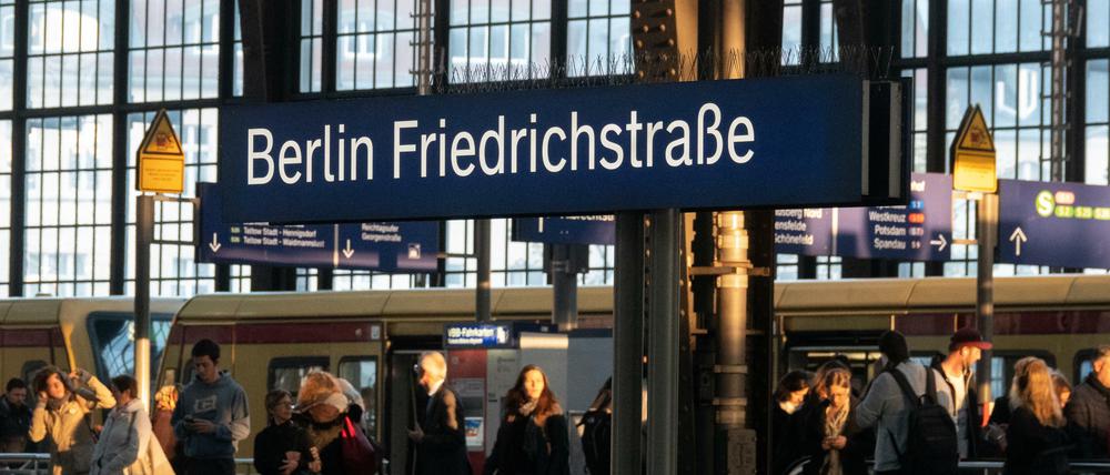 Am S-Bahnhof Friedrichstraße kam es Freitagfrüh zu einem Angriff auf zwei Sicherheitsmitarbeiter.