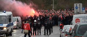 Union-Fans auf dem Weg zum Stadion vor ihrem Jubiläumsspiel gegen Austria Salzburg. In der Folge kam es zu Zusammenstößen mit der Polizei.