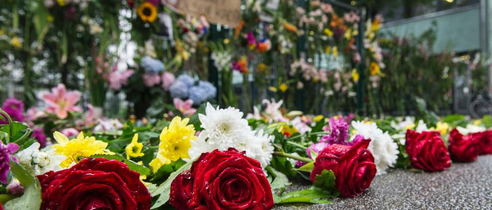 Zahlreiche Blumen sind am 05.09.2016 in Berlin Kreuzberg, in einem Hof an der Adalbertstraße unweit des Kottbuser Tores, abgelegt.
