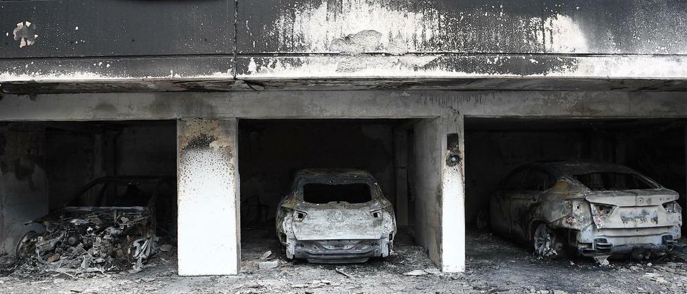 Rußgeschwärzt. Die Brandstiftung brachte Bewohner über der Garage in Lebensgefahr.