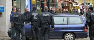 230 Einsatzkräfte der Bundespolizei und des Zoll sind am morgen in Berlin-Charlottenburg im Einsatz.