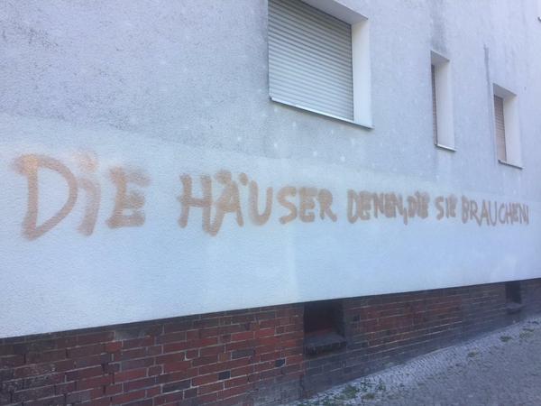 "Die Häuser denen, die sie brauchen!" steht an einer Hauswand in der Bornsdorfer Straße.