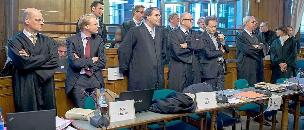 Die Verteidiger der Angeklagten beim sogenannten "Rocker-Prozess" im Kriminalgericht Berlin-Moabit.