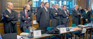 Die Verteidiger der Angeklagten beim sogenannten "Rocker-Prozess" im Kriminalgericht Berlin-Moabit.