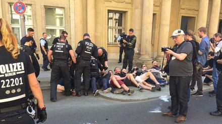 Polizisten hindern Mitglieder der rechtsextremen "Identitären Bewegung" am Freitagnachmittag am Eindringen ins Justizministerium.