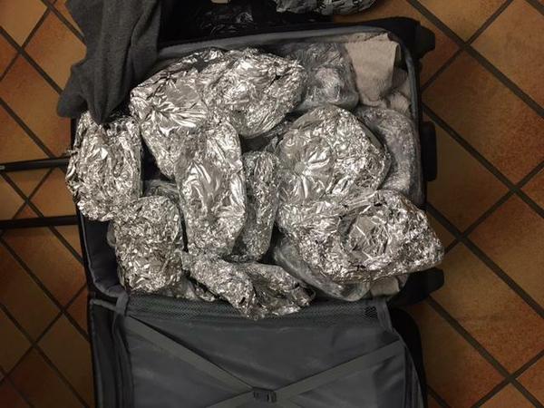 Gut gepackt ist halb geschmuggelt: 120 gestohlene Außenspiegel wurden im Koffer eines Busreisenden entdeckt.