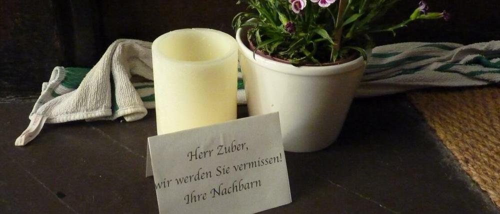 Vor der Wohnungstür des Toten haben Nachbarn vergangenes Jahr eine Blume und eine Kerze aufgestellt.